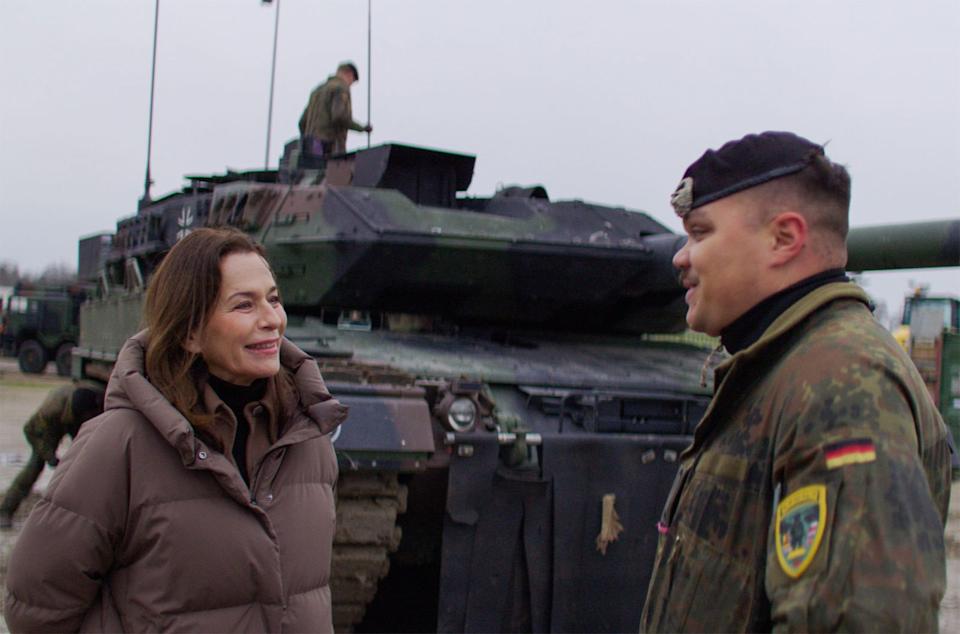 Anne Will besucht die Militärsiedlung Rukla in Litauen. Einer, der Orte, an dem die Bundeswehr die Brigade Litauen aufbauen wird. (Bild: NDR)