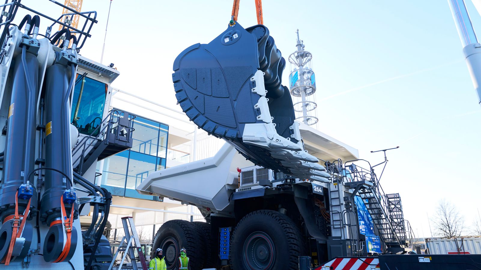 Bagger, Kran und Riesenraupe: Die Bauma eröffnet in München