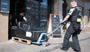 400 Polizisten im Einsatz: Glücksspiel-Razzia in Berlin | Regional