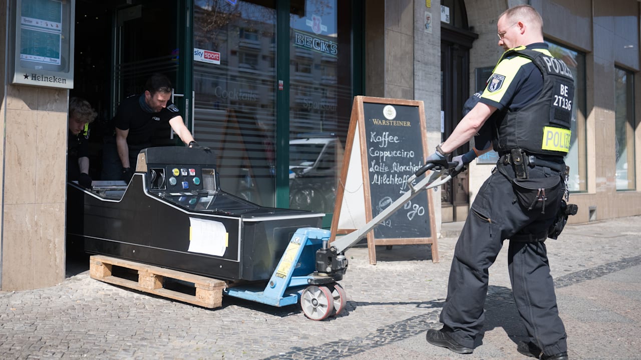 400 Polizisten im Einsatz: Glücksspiel-Razzia in Berlin | Regional