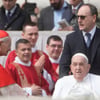 Damit hatte niemand gerechnet: Papst zeigt sich auf dem Petersplatz