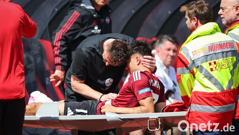 Trainer Miroslav Klose tröstet den verletzten Jens Castrop. Bild: Daniel Karmann/dpa