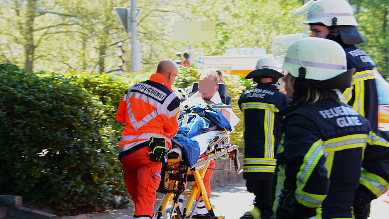 Im Bett geraucht: Mann wird bei Feuer in Wohnung schwer verletzt | Regional