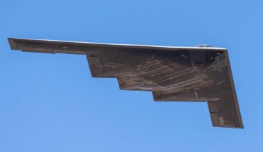USA schicken Tarnkappenbomber und einen Flugzeugträger nach Nahost und bedrohen den Iran