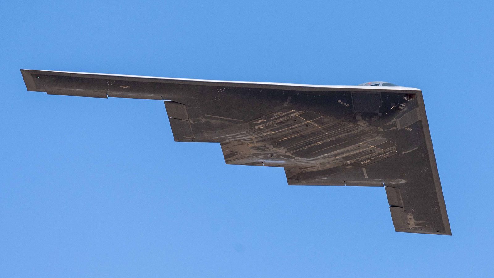 USA schicken Tarnkappenbomber und einen Flugzeugträger nach Nahost und bedrohen den Iran