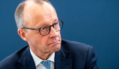 Koalitionsverhandlungen: Merz pocht nach Börsenabsturz auf Hilfen für die Wirtschaft - Politik