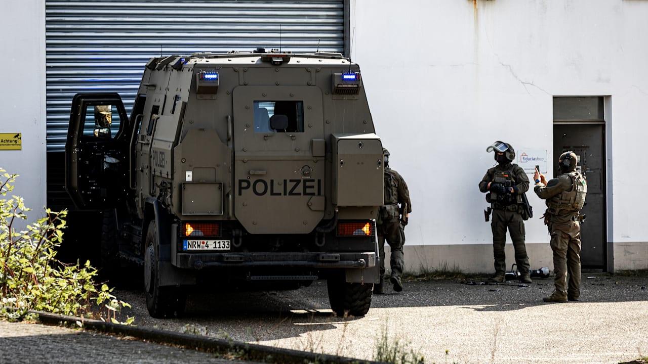 Drogen-Razzia im Ruhrgebiet: SEK rammt Tor mit Panzer | Regional