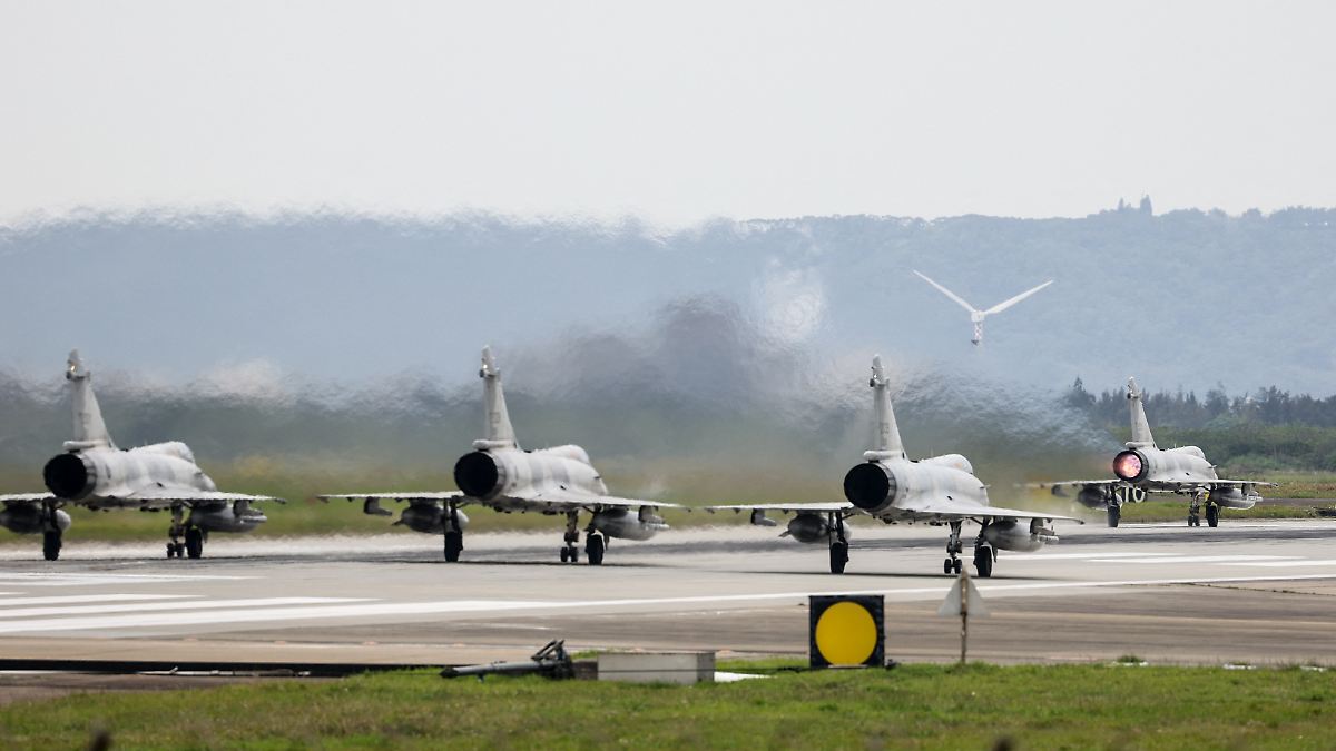 Präzisionsschläge und Blockaden: Chinas Militär eskaliert mit Schüssen bei Übung nahe Taiwan