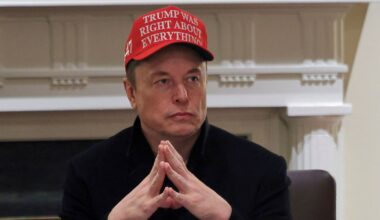 Zoll-Vater Navarro ein "Idiot": Musk beschimpft Trump-Berater als "dümmer als ein Sack Backsteine"