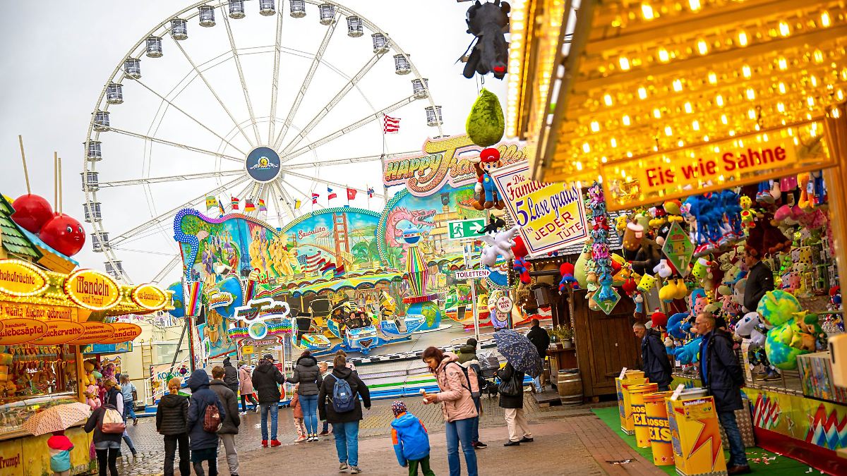 Niedersachsen & Bremen: Riesenrad, Achterbahn, Buden - Aufbau der Bremer Osterwiese
