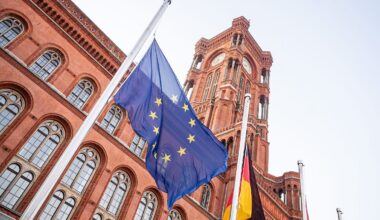 Berlin & Brandenburg: Trauerbeflaggung in Berlin für Papst Franziskus