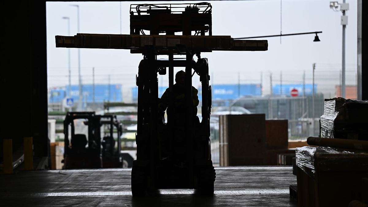 Hamburg & Schleswig-Holstein: Mann unter Gabelstapler eingeklemmt