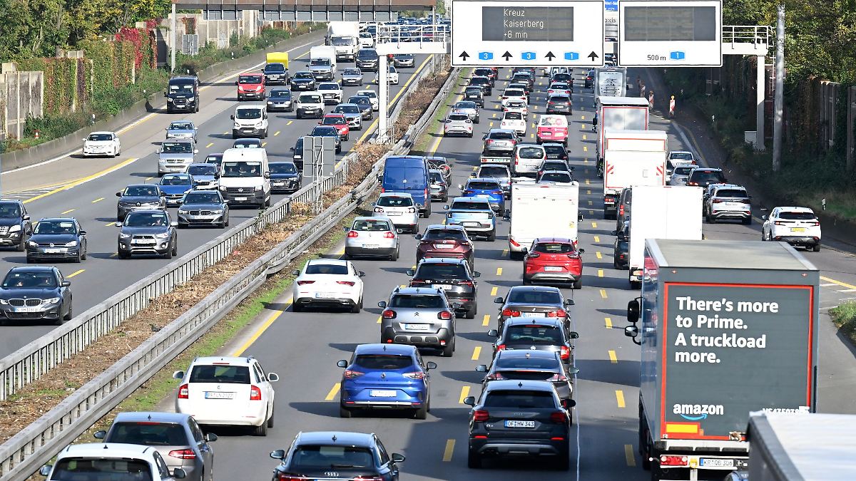 Nordrhein-Westfalen: Zweite Reisewelle - viel Verkehr auf Straßen und an Airports