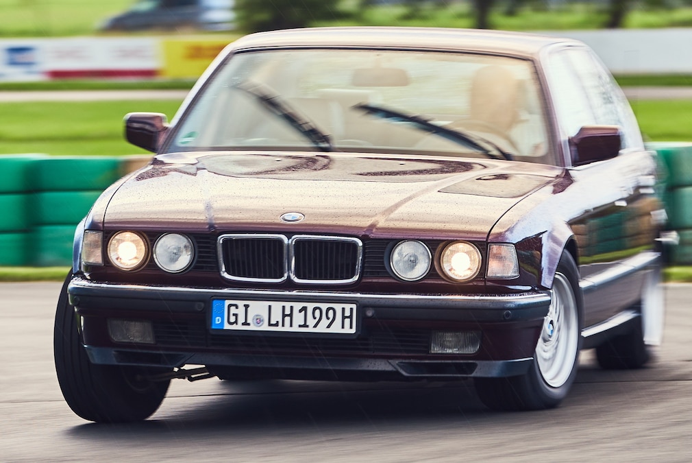 BMW 740i (E32)