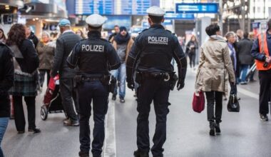 BPOL-HH: Per Haftbefehl gesuchter Mann entwendet Geldbörse im Schnellrestaurant im ...