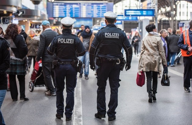 BPOL-HH: Per Haftbefehl gesuchter Mann entwendet Geldbörse im Schnellrestaurant im ...