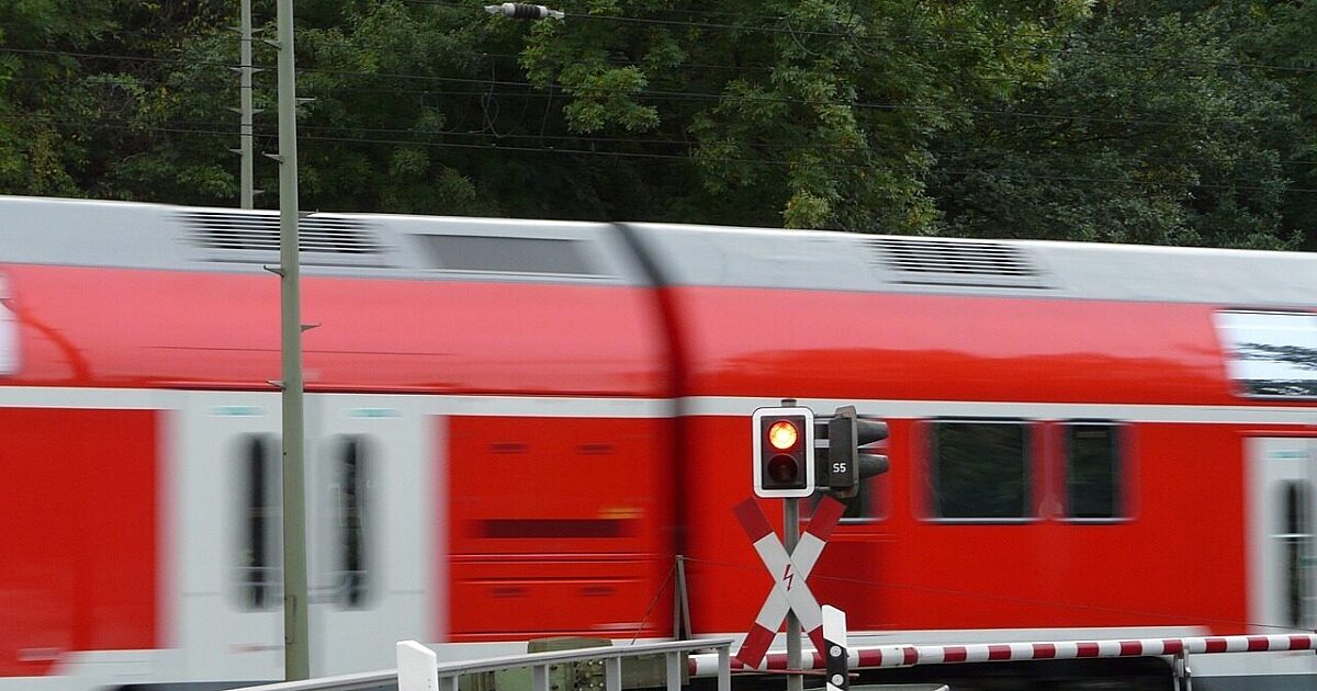 Stopfarbeiten am Gleisbett sorgen für Lärm in der Nacht