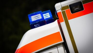 Niedersachsen & Bremen: Motorrad prallt gegen Auto - zwei Schwerverletzte