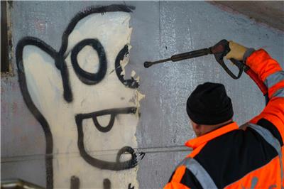 Frankfurt baut Kampf gegen Vandalismus an Haltestellen aus