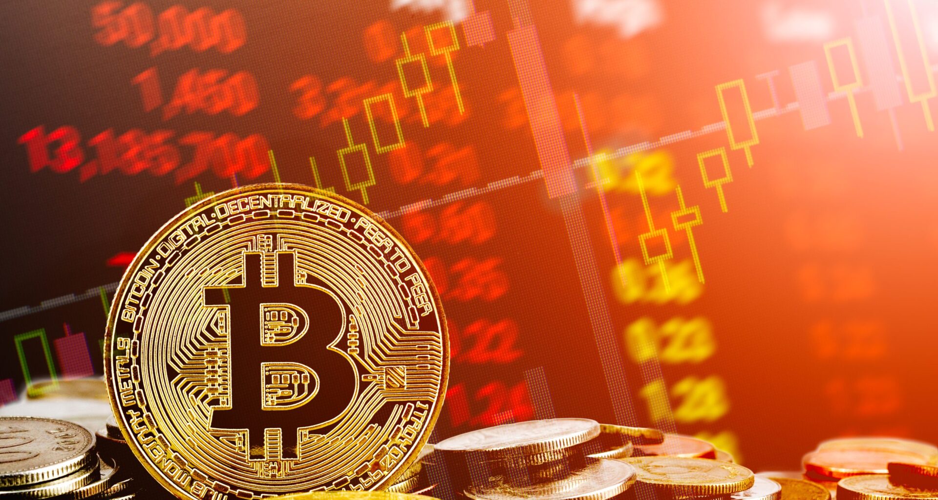 Ein Bitcoin-Symbol auf einem Münzstapel mit verschwommenen Börsencharts, die Krypto-Crash-Trends widerspiegeln und rote und gelbe Zahlen sowie Kerzenmuster aufweisen.