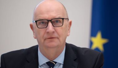 Berlin & Brandenburg: Woidke verteidigt eine Stunde mehr Unterricht für Lehrer