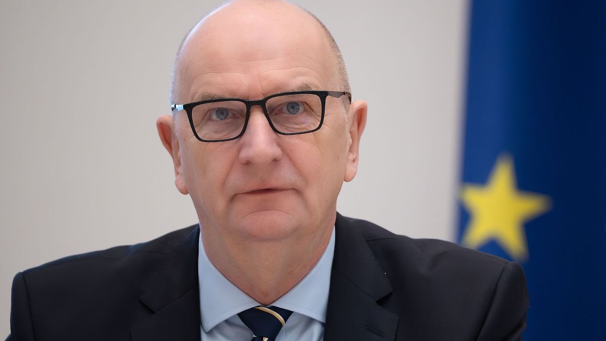 Berlin & Brandenburg: Woidke verteidigt eine Stunde mehr Unterricht für Lehrer