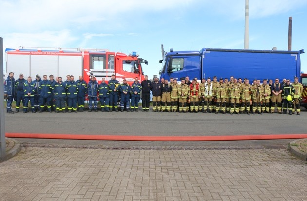 FW-HB: Große Übung im Industriehafen - Zusammenarbeit von Feuerwehr und THW
