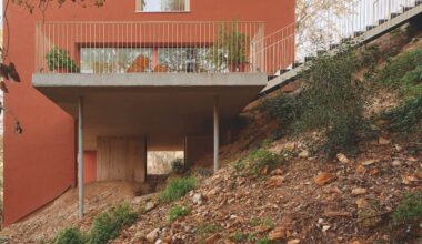Dieses Familien-Haus schwebt über einem Hang: So entstand ein luftiges Zuhause in der Natur