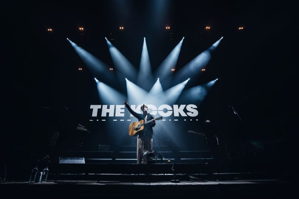 The Kooks spielen live mit Scheinwerfern auf der Bühne