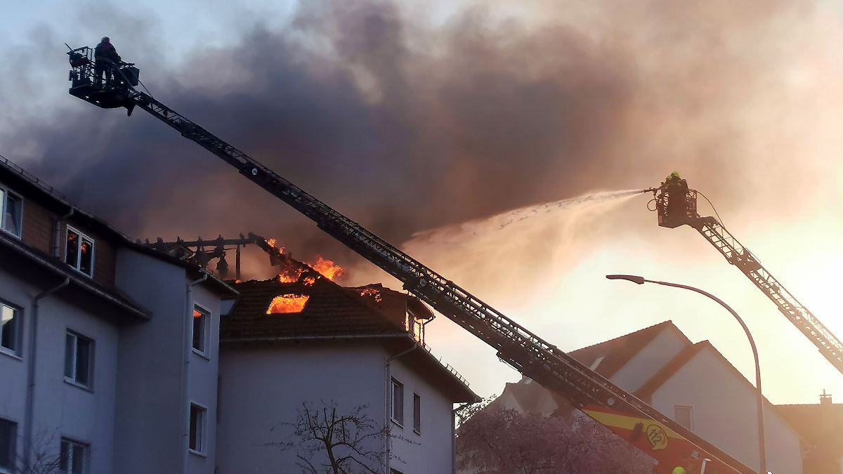 Niedersachsen & Bremen: Großbrand in Gebäudekomplex in Rosdorf