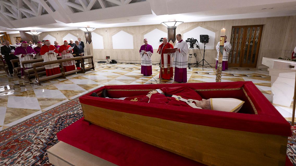 Der Leichnam des im Alter von 88 Jahren verstorbenen Oberhaupts der Katholiken liegt auf den Aufnahmen in der Kapelle seiner Residenz Santa Marta.