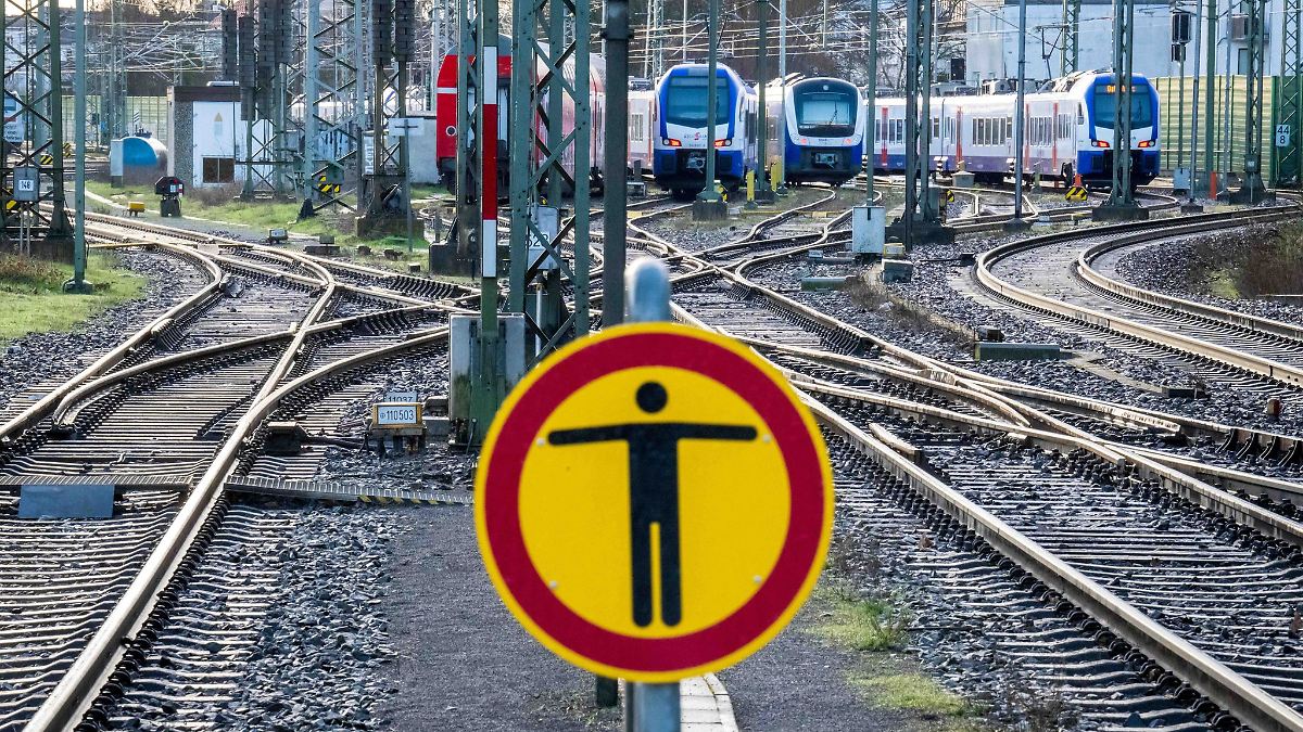 Niedersachsen & Bremen: Erdreich abgesackt: Sperrung der Bahnstrecke Hannover–Bremen