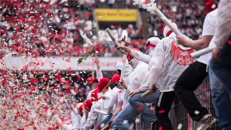 Die Kölner Fans genießen die Vorstellung ihrer Mannschaft.