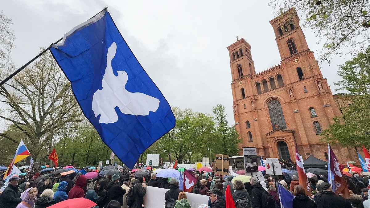 Berlin & Brandenburg: Ostermarsch in Berlin mit Hunderten Teilnehmern
