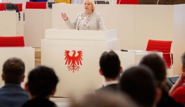 Berlin & Brandenburg: Schüler blicken im Landtag hinter die Kulissen