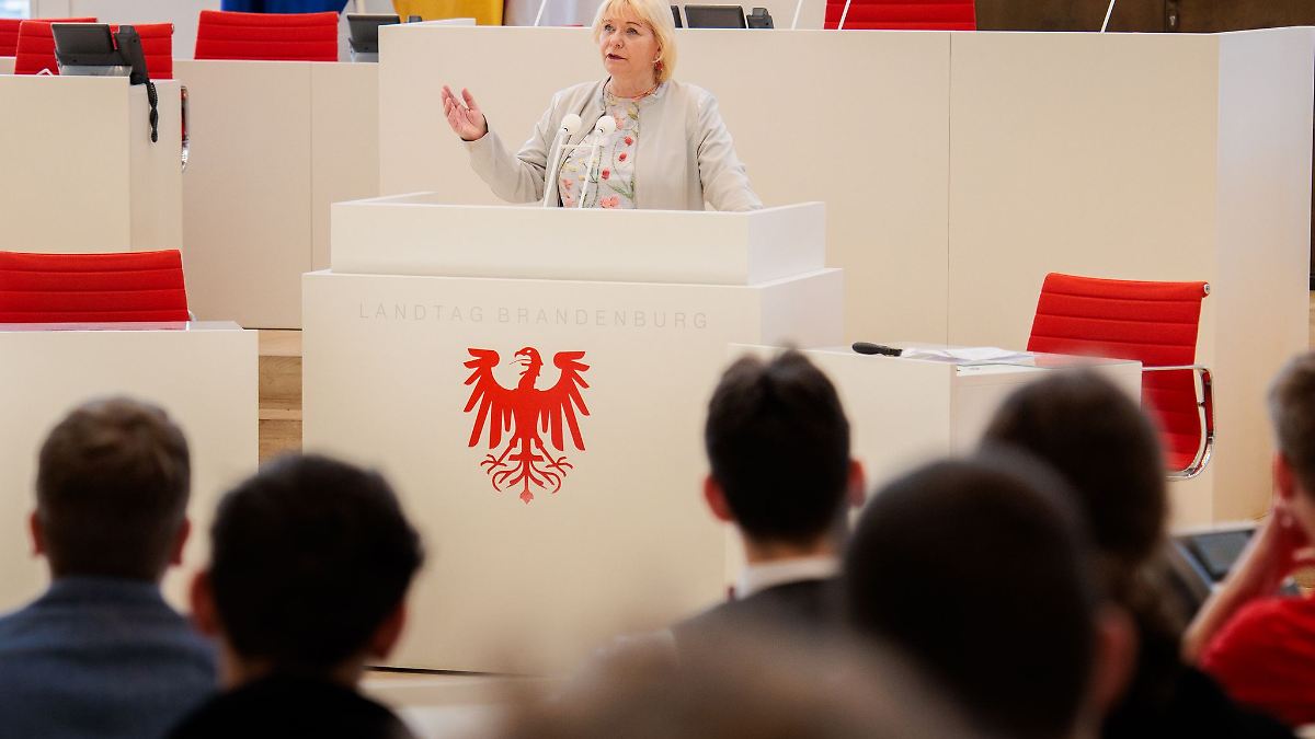 Berlin & Brandenburg: Schüler blicken im Landtag hinter die Kulissen