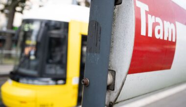 Berlin & Brandenburg: Straßenbahn fährt Fußgänger an - lebensgefährlich verletzt