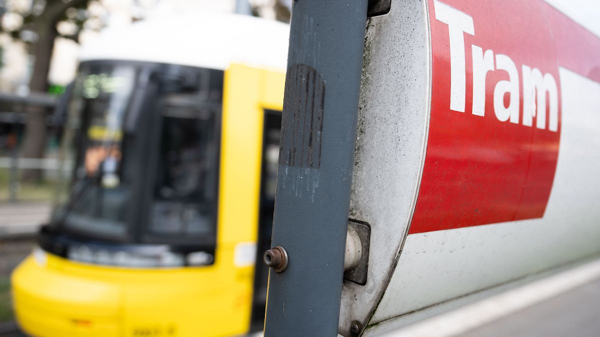 Berlin & Brandenburg: Straßenbahn fährt Fußgänger an - lebensgefährlich verletzt