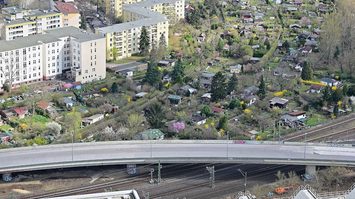Berlin & Brandenburg: SPD sieht Staugefahr bei schmalerer A100-Brücke