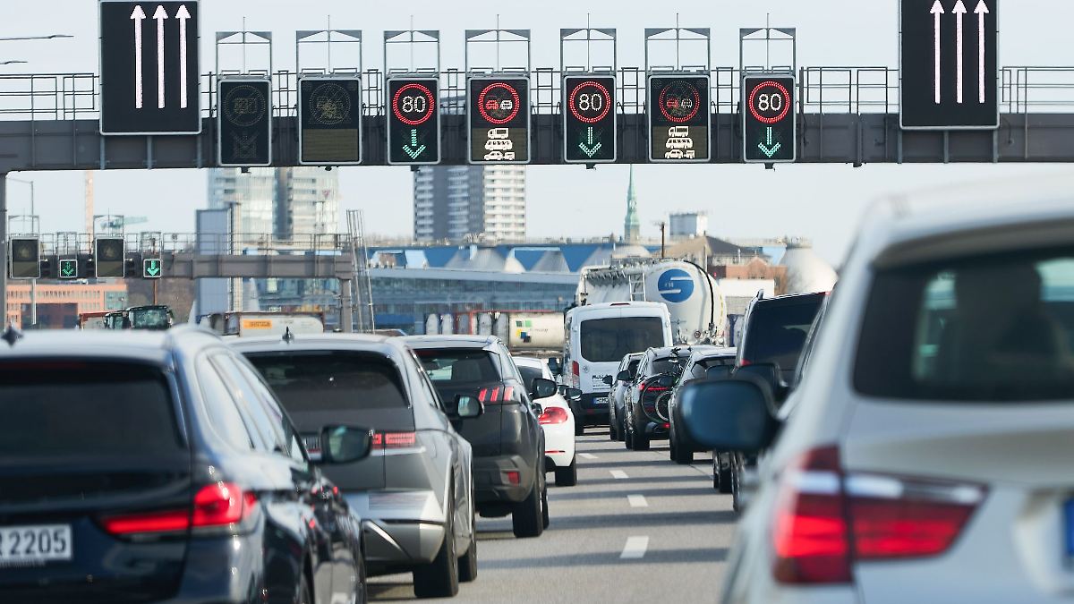 Hamburg & Schleswig-Holstein: Stau vor dem Elbtunnel - Unfall mit drei Autos