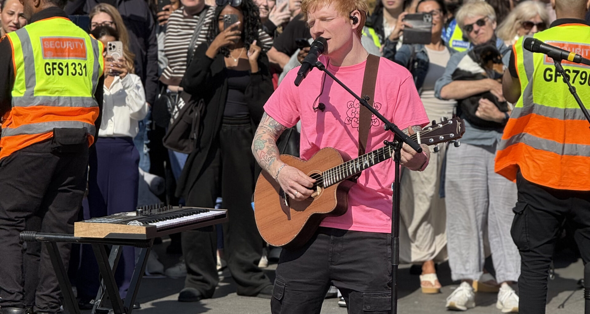 Ed Sheeran am Bahnhof King's Cross