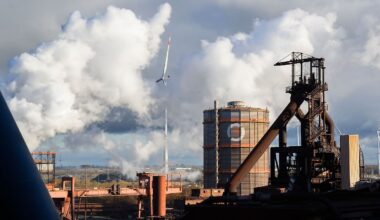Niedersachsen & Bremen: Kleinflugzeug stürzt auf Werksgelände - zwei Tote