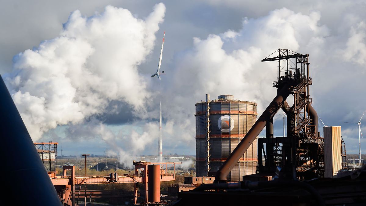 Niedersachsen & Bremen: Kleinflugzeug stürzt auf Werksgelände - zwei Tote