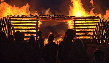 Berlin & Brandenburg: Osterfeuer der besonderen Art: Brückenbau wird abgebrannt