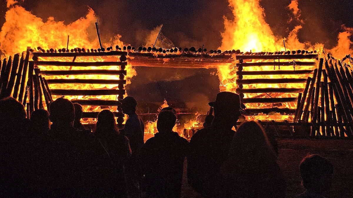 Berlin & Brandenburg: Osterfeuer der besonderen Art: Brückenbau wird abgebrannt