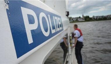 Ausflugsschiff prallt in Bremen gegen Brücke