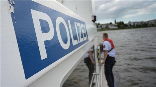 Ausflugsschiff prallt in Bremen gegen Brücke