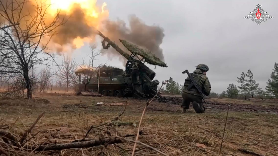 Eine Haubitze der russischen Armee vom Typ 2S5 Giazint-S feuert auf ukrainische Stellungen.