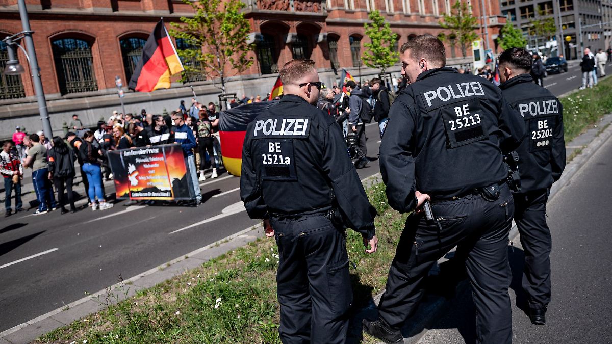 Berlin & Brandenburg: Hunderte protestieren in Berlin gegen rechte Demonstration