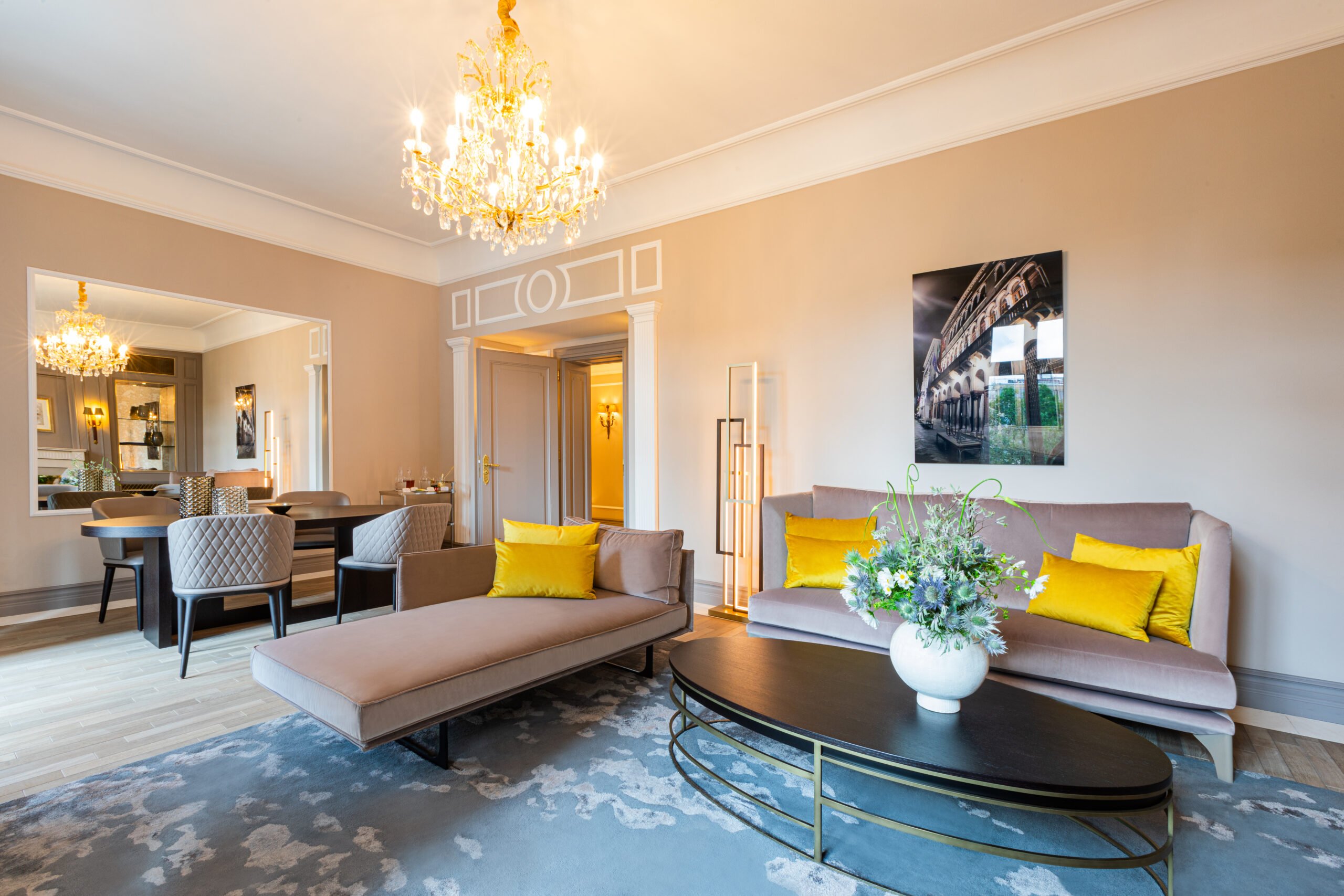 Mithilfe einer Chaiselounge mitten im Raum trennte Beatrix Brössling-Weese in diesem Hotelzimmer des Excelsio Hotel Ernst den Wohn- vom Essbereich.